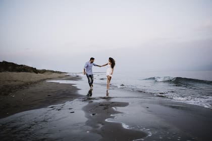 Manu e Inés comenzaron una relación pasional y vertiginosa, con viajes a la costa y promesas de amor