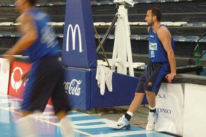 Manu en el entrenamiento de Estudiantes
