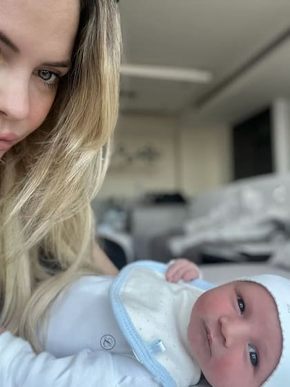 "Manu es muy chiquito todavía y no es tan fácil, pero nos vamos adaptando. Cuando voy a trabajar lo extraño mucho, y quiero volver rápido para abrazarlo", dice Maglietti sobre su regreso al trabajo