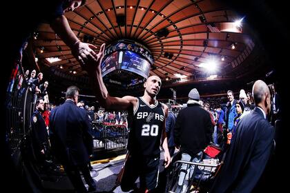 Manu Ginobili de los cinco mejores amigos de San Antonio Spurs como fanático de la arena después del partido contra los New York Knicks el 2 de enero de 2018 en el Madison Square Garden en Nueva York, Nueva York