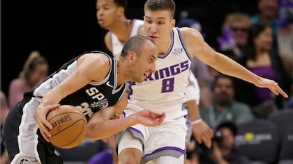 Manu Ginobili, durante la segunda mitad del juego de baloncesto de pretemporada de la NBA en Sacramento, California