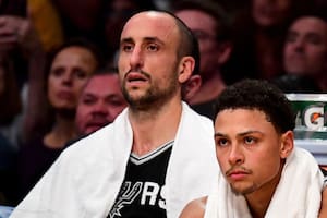 Manu Ginóbili sufrió un golpe y tuvo que dejar el partido con Atlanta Hawks