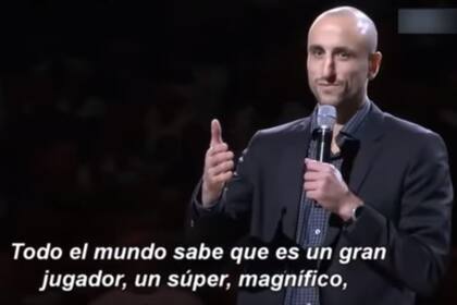 Manu Ginóbili en el discurso a Tim Duncan; el bahiense negoció hasta último momento evitar su ceremonia para evitar la emoción posterior