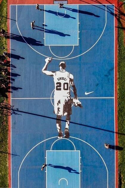 Manu Ginóbili en la cancha inaugurada en Saavedra