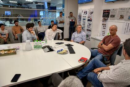 Manu Ginóbili en la sala de reunión de tapa, durante la charla con los periodistas
