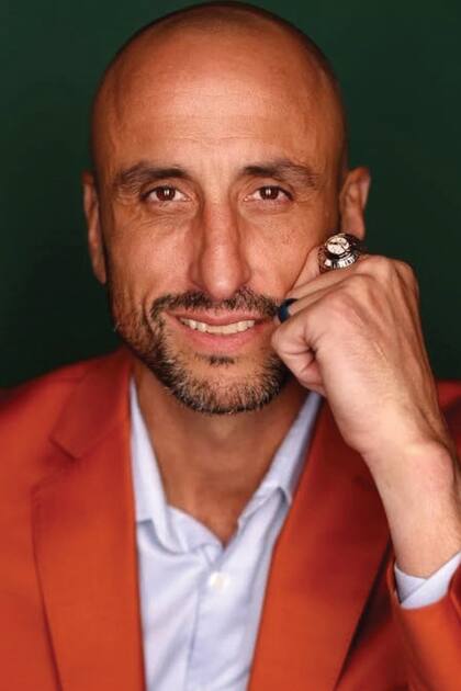 Manu Ginóbili lo lleva en el
anular de su mano izquierda junto al
anillo de la NBA, que luce en el índice.