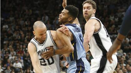 Manu Ginobili lucha con Andrew Harrison