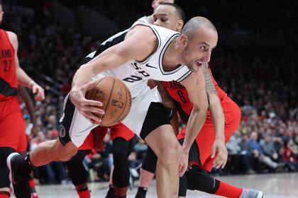 Manu Ginobili , pega un balón suelto contra los Portland Trail Blazers en el segundo tiempo en el Moda Center