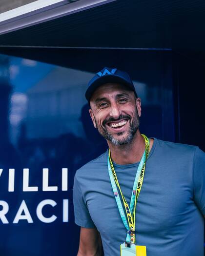 Manu Ginóbili posando con la gorra de Williams Racing(Foto/Instagram: @williamsracing)