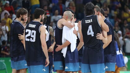 Manu Ginóbili saluda al equipo argentino, en su despedida del seleccionado