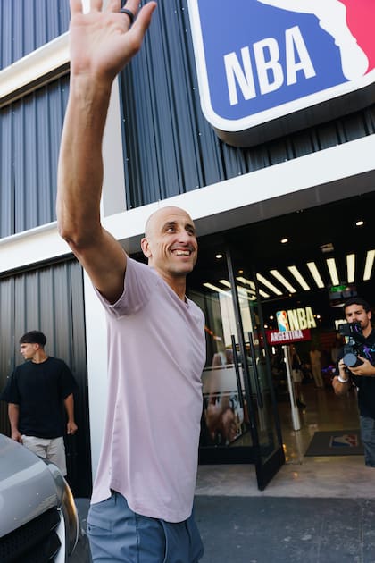 Manu Ginóbili saludó a la gente que se acercó este miércoles al NBA Store de la localidad de Martínez
