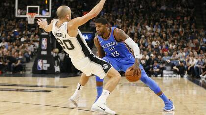 Manu Ginóbili se interpone en el camino de Paul George