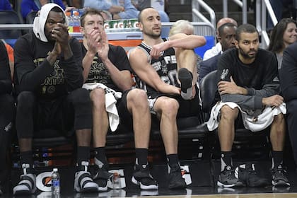 Manu Ginóbili se lesionó sobre el final del partido