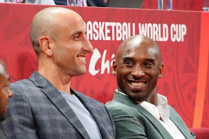 Manu Ginobili y Kobe Bryant, en el palco del estadio en Dongguan, el día en el que The Black Mamba preguntó por Deck