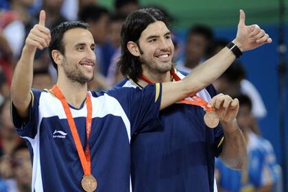 Manu Ginóbili  y Luis Scola celebran la medalla de bronce en Pekin 2008.