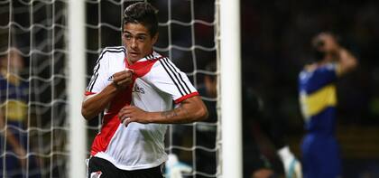 Manu Lanzini festeja el primer gol de River