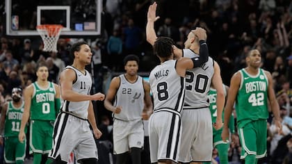 Manu lo hizo de nuevo; lo felicitan Patty Mills y Bryn Forbes