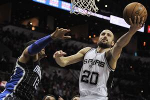 Manu Ginóbili hizo de todo y los Spurs vencieron a Orlando Magic