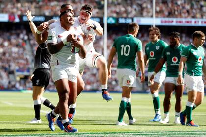 Manu Tuilagi celebra su try, en la paliza de Inglaterra a Irlanda.