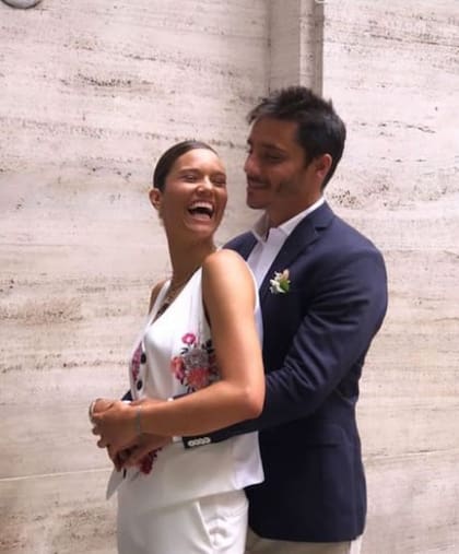 Manu Viale eligió un look muy especial para dar el sí quiero: un traje color blanco con detalles floreales