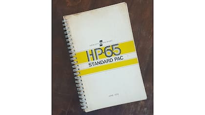 Manual de programación de la HP-65; se puede ver el logo original de la compañía, ya levemente estilizado