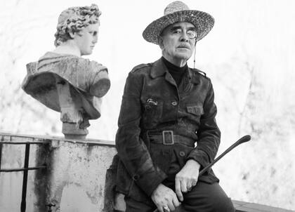 Manucho en la terraza de la casa en la que habitó en La Cumbre, Córdoba