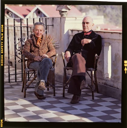 Manucho y su esposa, Ana María de Alvear Ortiz Basualdo, en la terraza de El Paraíso, la casa en la que habitaron en
La Cumbre.