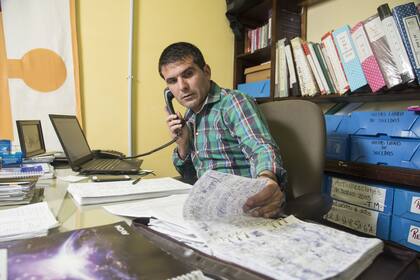 Manuel Abd, en su oficina, donde debe hacer frente a un gran volumen de trabajo y a una personalidad tendiente a la ansiedad