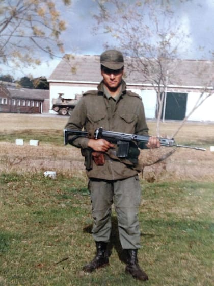 Manuel Acuña, con su uniforme de conscripto, en el regimiento La Tablada, meses antes del ataque