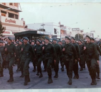 Manuel Acuña, con uniforme de conscripto (el segundo de la primera fila)
