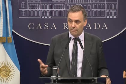 Manuel Adorni anuncia el recorte de empleos públicos