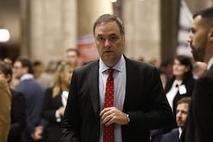 Declara el hijo de una de las jubiladas que le vendió el departamento a Adorni y le postergó más del 85% del pago