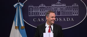 Lo que Adorni no contestó: el nuevo departamento, la casa en Indio Cua y un viaje que no le facturaron