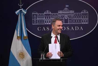 Manuel Adorni brindó hoy una conferencia de prensa en la que no aclaró ni dio precisiones sobre su patrimonio y el viaje a Punta del Este