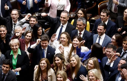 Manuel Adorni celebra con los diputados de LLA el final de la sesión de control