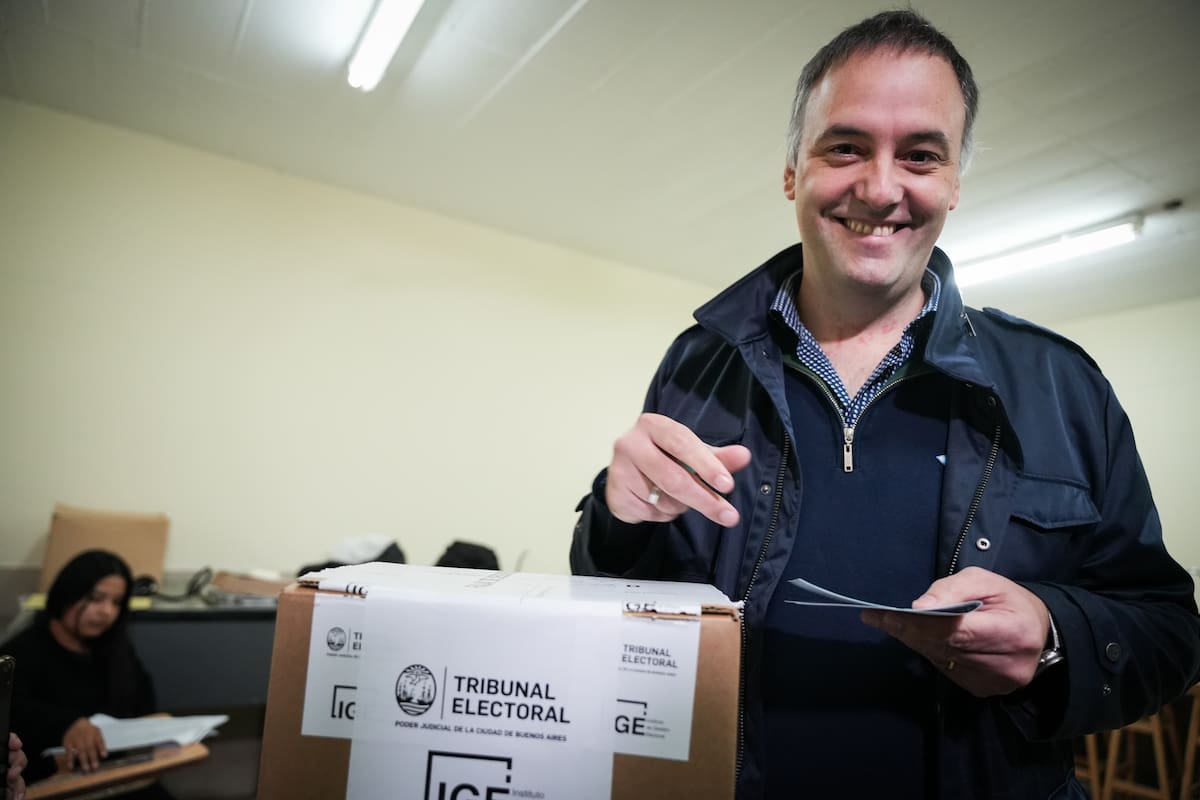 Elecciones en la ciudad: de la mano de Manuel Adorni, Javier Milei doblega a Mauricio Macri en su bastión y Leandro Santoro queda segundo