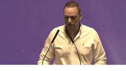 Manuel Adorni en el acto final de campaña en LLA.