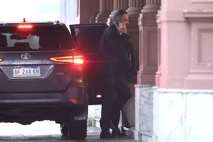 Manuel Adorni en el ingreso a la Casa Rosada