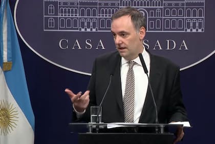 Manuel Adorni en una conferencia de prensa en la Casa Rosada