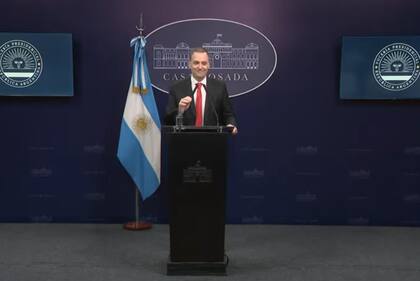 Manuel Adorni en una de sus conferencias de prensa en Casa Rosada.