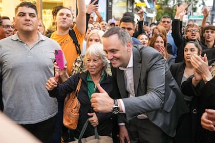 Manuel Adorni en una recorrida de campaña en Belgrano, el miércoles 16 de abril