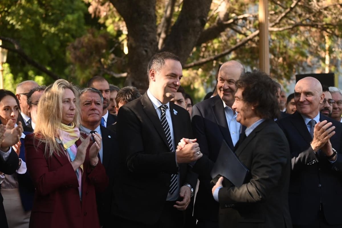 Miley viaja com Karina e confia a liderança a Manuel Adorni