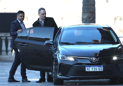 Manuel Adorni este lunes saliendo de la Casa Rosada; la polarización lo benefició en la campaña porteña y ahora buscan replicar esa estrategia en la Provincia