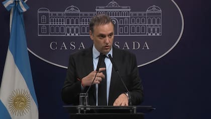 Manuel Adorni, jefe de Gabinete, presentando los puntos que se trabajaron en el Consejo de Mayo