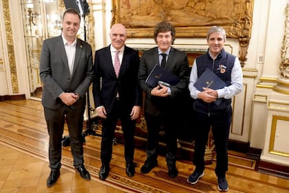 Manuel Adorni, José Luis Espert, Javier Milei y Luis Caputo en el Salón Blanco de Casa Rosada, tras la grabación del mensaje