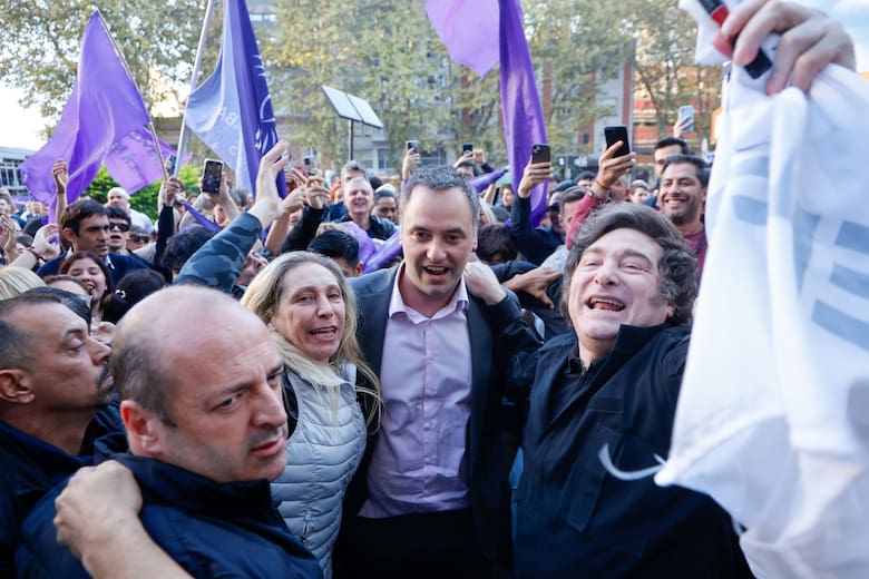 Manuel Adorni, junto a Javier y Karina Milei, en su recorrida por el barrio de Belgrano
Rodrigo Néspolo - LA NACION
