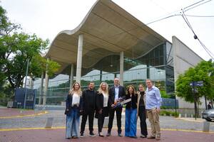 Manuel Adorni junto a Karina Milei.