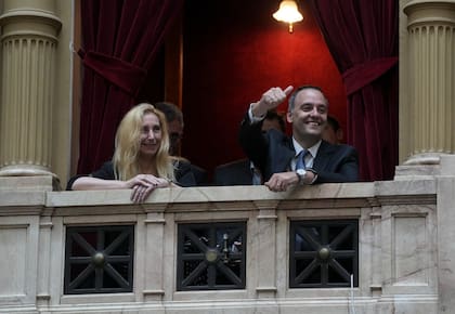Manuel Adorni junto a Karina Milei en "la reservada" de la Cámara de Diputados