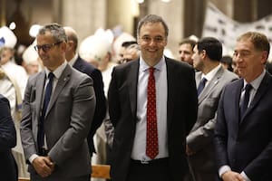 Manuel Adorni, junto a Martín Menem y Diego Santilli, durante la misa en Luján en homenaje al papa Francisco