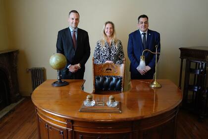 Manuel Adorni, Karina Milei y Leonardo Cifelli, detrás del escritorio en forma de U que encargó el escritor Paul Groussac cuando era director de la Biblioteca Nacional